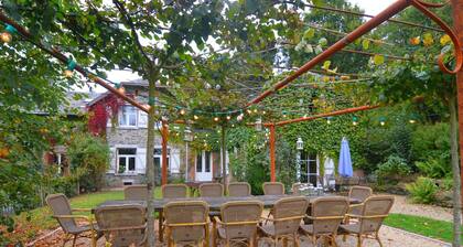 Tilava, omakotitalo mökki biljardipöytä, takka ja erittäin mukava katsella