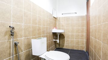 Kamar Double Keluarga | Kamar mandi | Shower, pancuran hujan, kloset, dan handuk