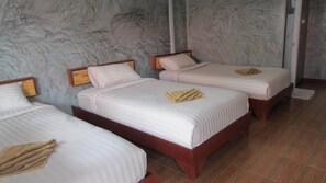 Triple Deluxe Sea View | Cofres nos quartos, escrivaninha, Wi-Fi de cortesia, roupa de cama