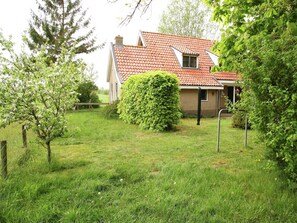 Exterior - Holiday Home in Friesland near Lake Nederhorst (St. Johannesga)
