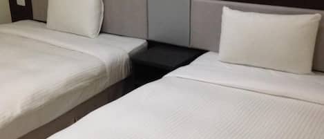 舒适双床房 | 办公桌、遮光窗帘、免费 WiFi、床单