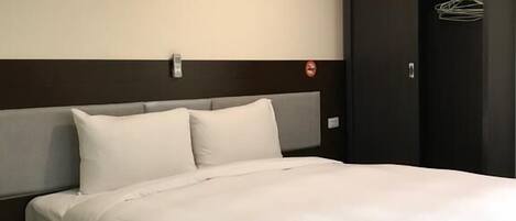 Camera Comfort con 2 letti singoli | Una scrivania, tende oscuranti, Wi-Fi gratuito, lenzuola