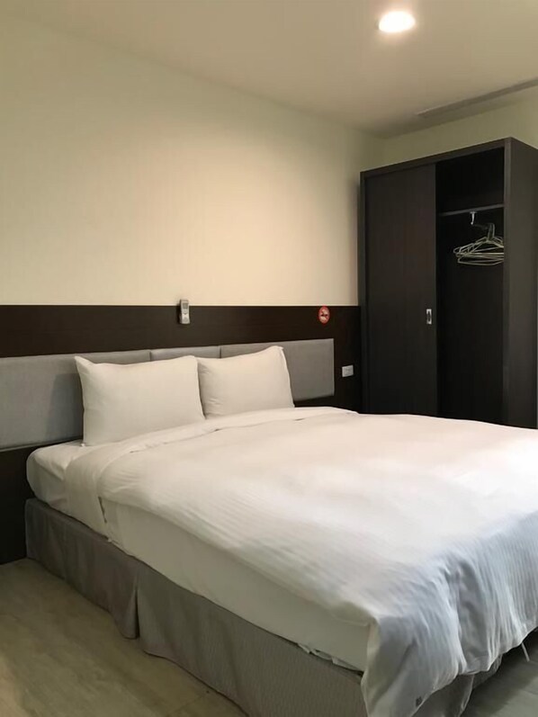 コンフォート ツインルーム | デスク、遮光カーテン、WiFi (無料)、ベッドシーツ