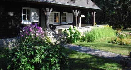 Gran pabellón de caza con un enorme y hermoso jardín.
