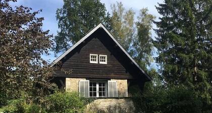 Kaunis, aito maalaistalo rauhallisella paikalla valoisalla puutarhalla ja terassilla