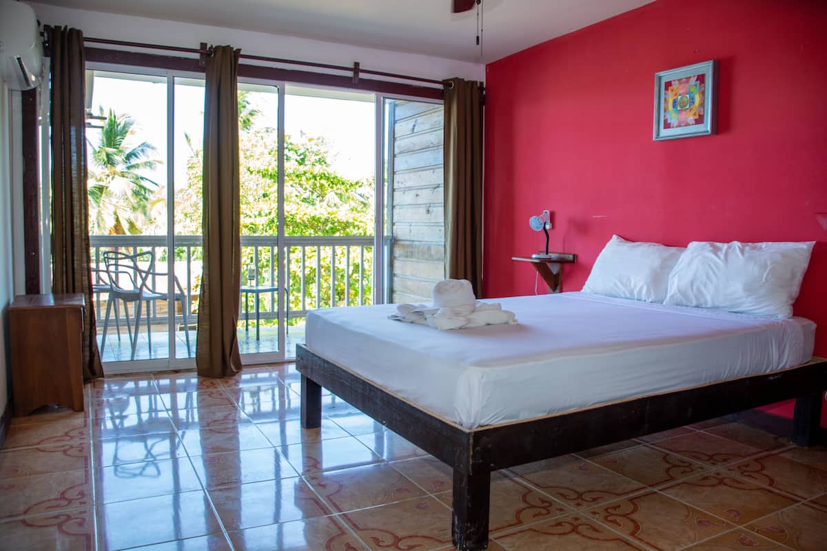 Quarto casal básico, 1 cama Queen, vista parcial para o oceano | Roupas de cama premium, Wi-Fi de cortesia, roupa de cama