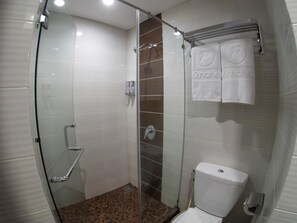 Shower, perlengkapan mandi gratis, sandal, dan handuk