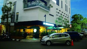 Un hotel de diseño moderno, con balcones y una cafetería Starbucks en la planta baja.