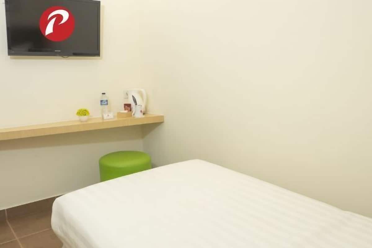 In-room safe, desk, soundproofing, free WiFi