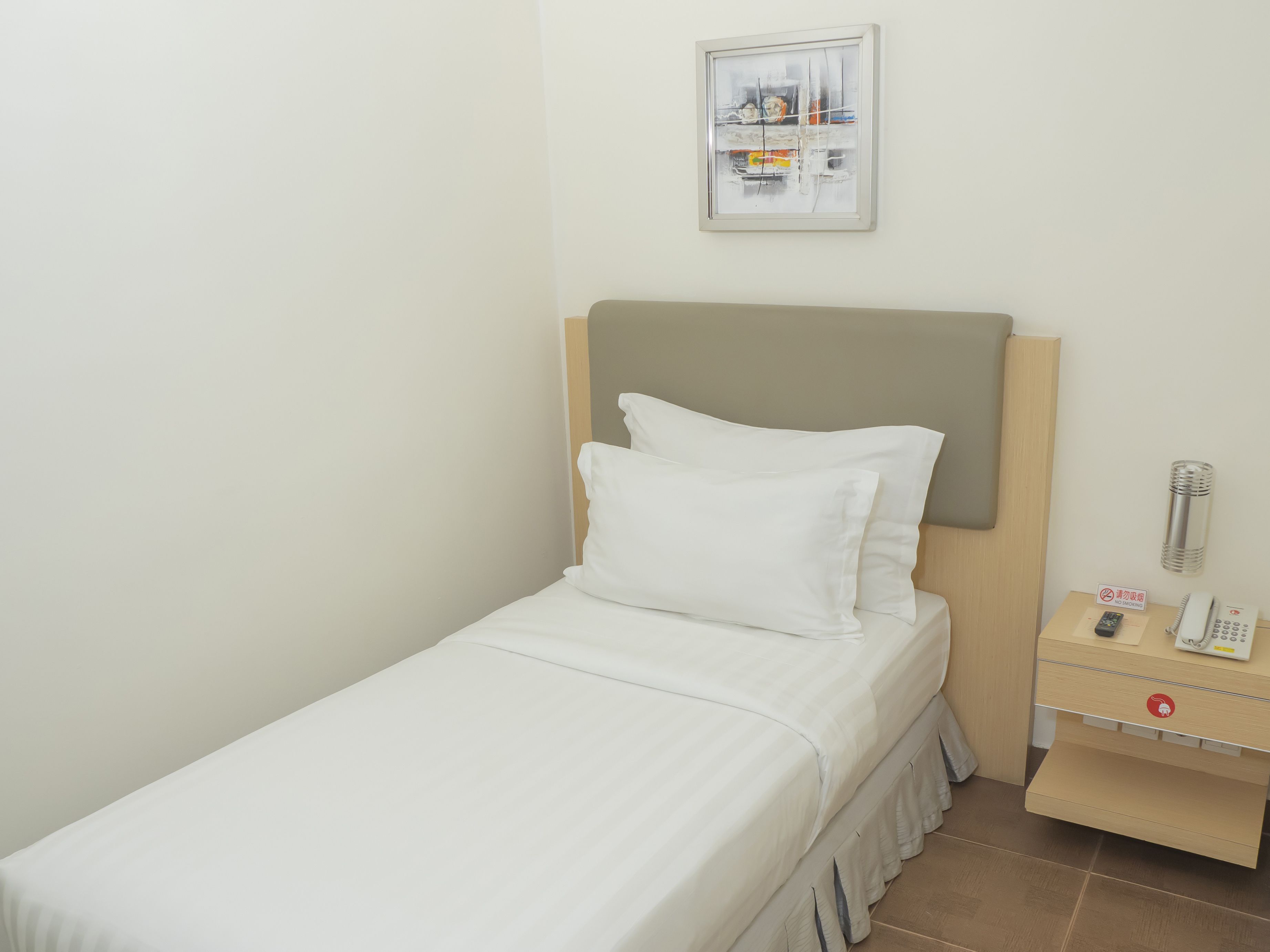 standard room | in-room safe, desk, soundproofing, free wifi