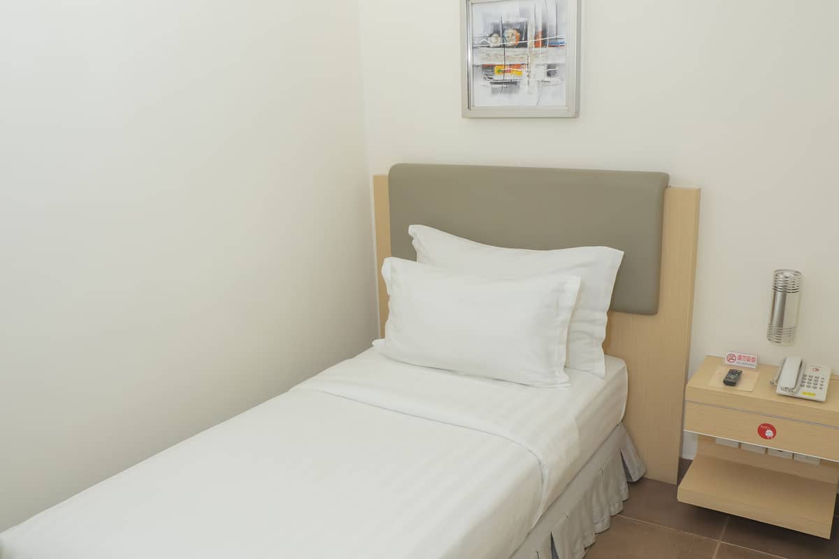 standard room | in-room safe, desk, soundproofing, free wifi