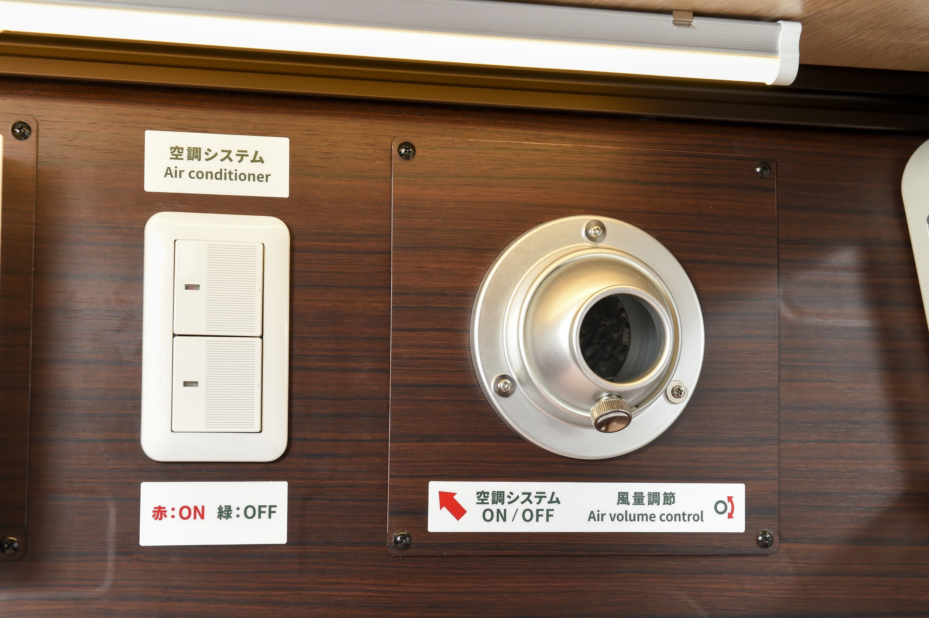 Panel de control con aire acondicionado y un mando para regular el flujo de aire.