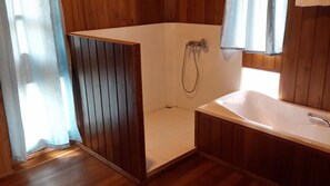 Bungalow Deluks | Shower kamar mandi