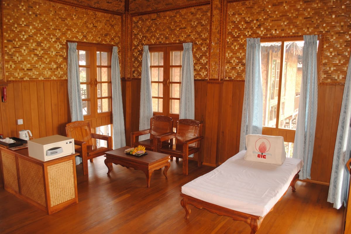 Deluxe Bungalow | Minibar, in-room safe, desk, free cribs/infant beds