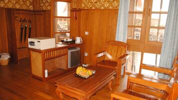 Deluxe Bungalow | Minibar, in-room safe, desk, free cribs/infant beds