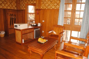 Deluxe-bungalow | Minibar, pengeskab på værelset, skrivebord, gratis baby-/barnesenge