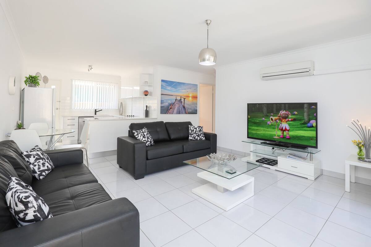 Apartemen Superior, 2 kamar tidur | Ruang keluarga | TV layar datar dan pemutar DVD