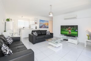 Departamento superior, 2 habitaciones | Sala de estar | Televisión de pantalla plana y reproductor de DVD