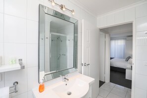 Superior appartement, 2 slaapkamers | Badkamer | Een douche, gratis toiletartikelen, een haardroger, handdoeken