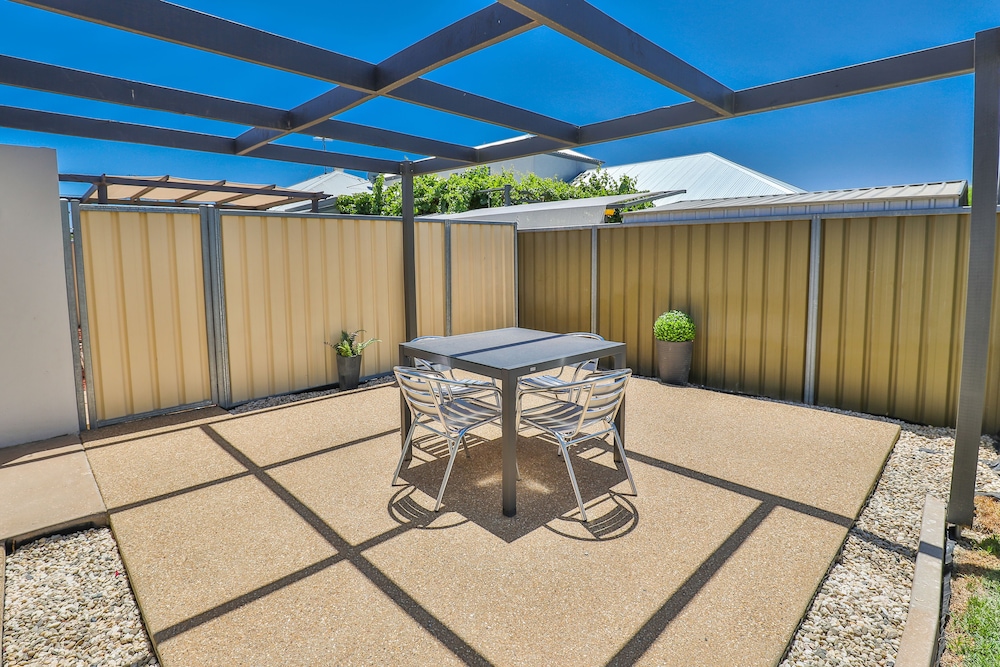 112 OLIVE APARTMENTS photo 6