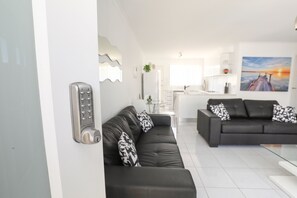 Departamento superior, 2 habitaciones | Sala de estar | Televisión de pantalla plana y reproductor de DVD