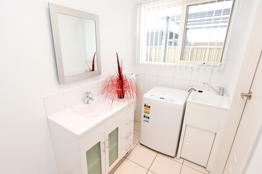 112 OLIVE APARTMENTS photo 3