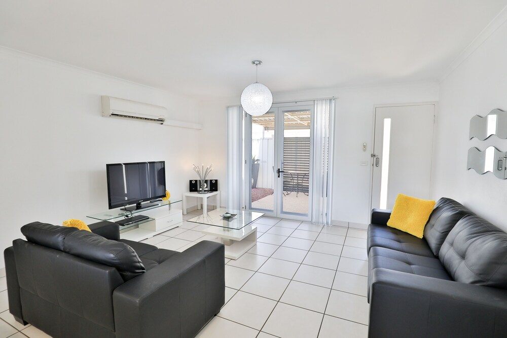 112 OLIVE APARTMENTS photo 4