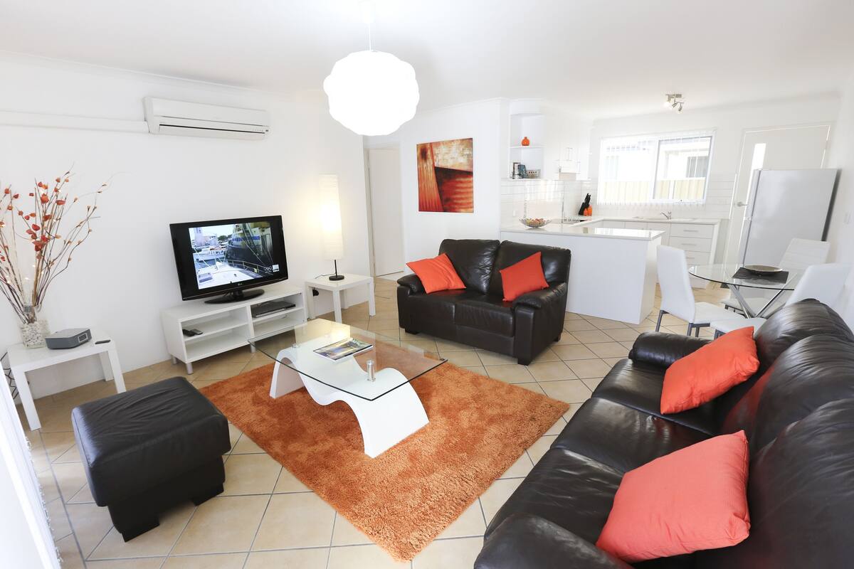 Apartemen Superior, 2 kamar tidur | Ruang keluarga | TV layar datar dan pemutar DVD