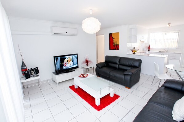 Superior appartement, 2 slaapkamers | Woonruimte | Een flatscreentelevisie en een dvd-speler