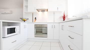 Apartament superior, 2 dormitoris | Cuina privada | Frigorífic gran, microones, forn i placa de cuina