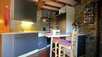 Een microgolfoven, een oven, een kookplaat, een vaatwasser