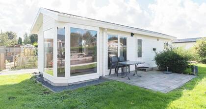Chalet w/ Garden in Zaan Style