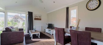 Chalet w/ Garden in Zaan Style