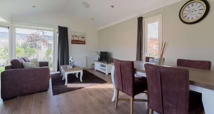 Chalet w/ Garden in Zaan Style