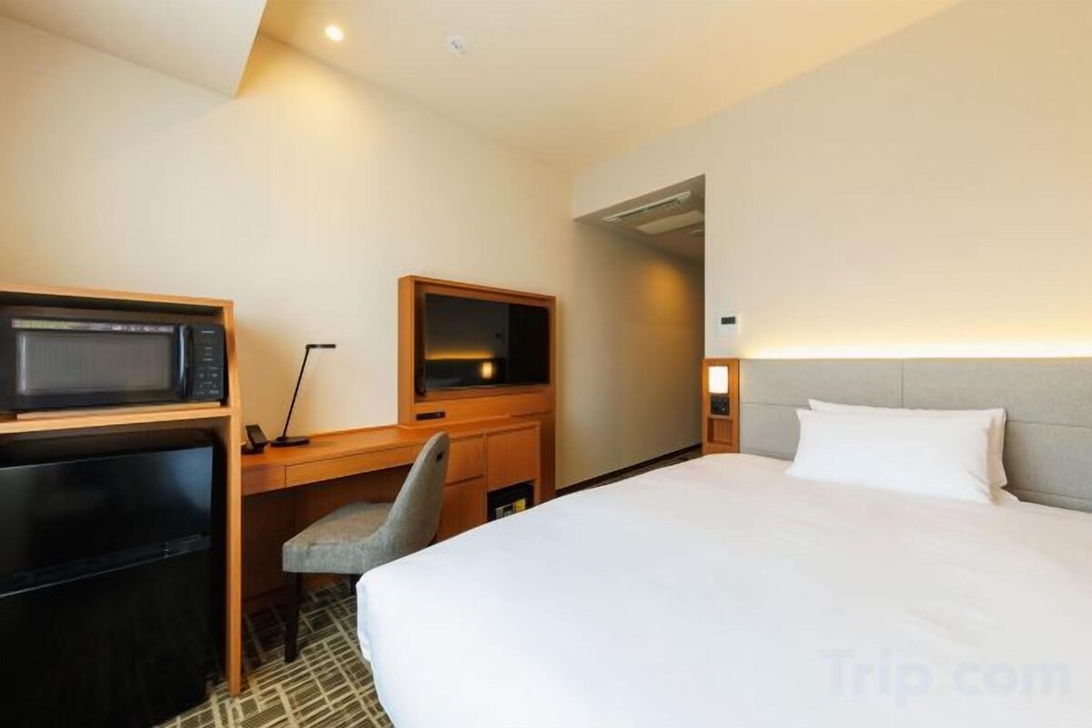 Desk, blackout drapes, WiFi (free), bed sheets