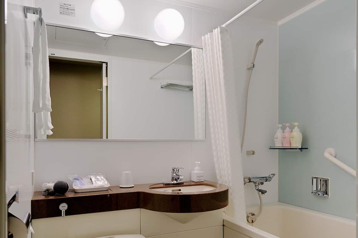 combined shower/bathtub, deep-soaking bathtub, free toiletries