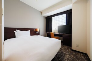 Escritorio, cortinas opacas, wifi gratis y ropa de cama