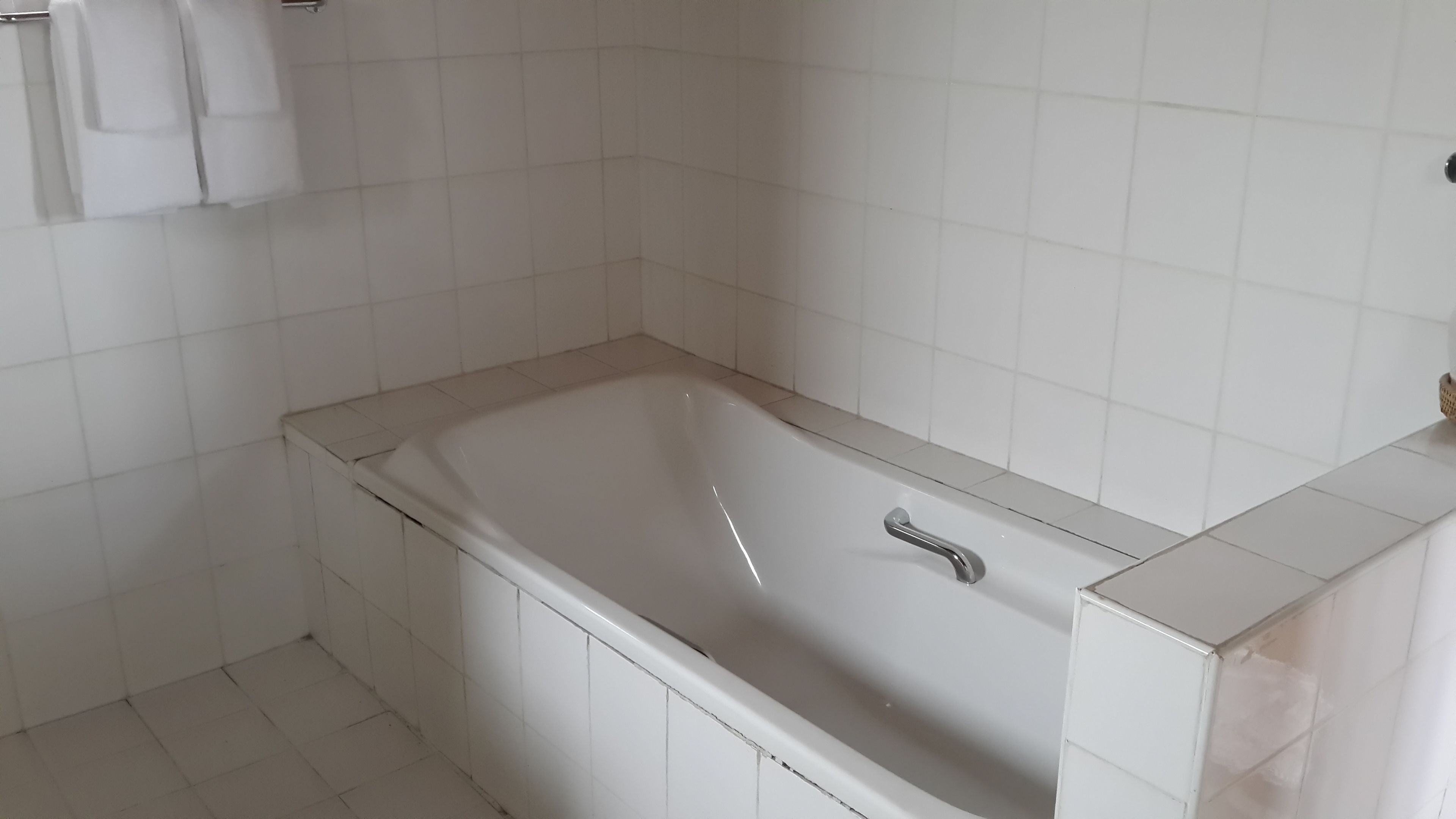 superior bungalow | bathroom | combined shower/bathtub, deep-soaking bathtub, free toiletries