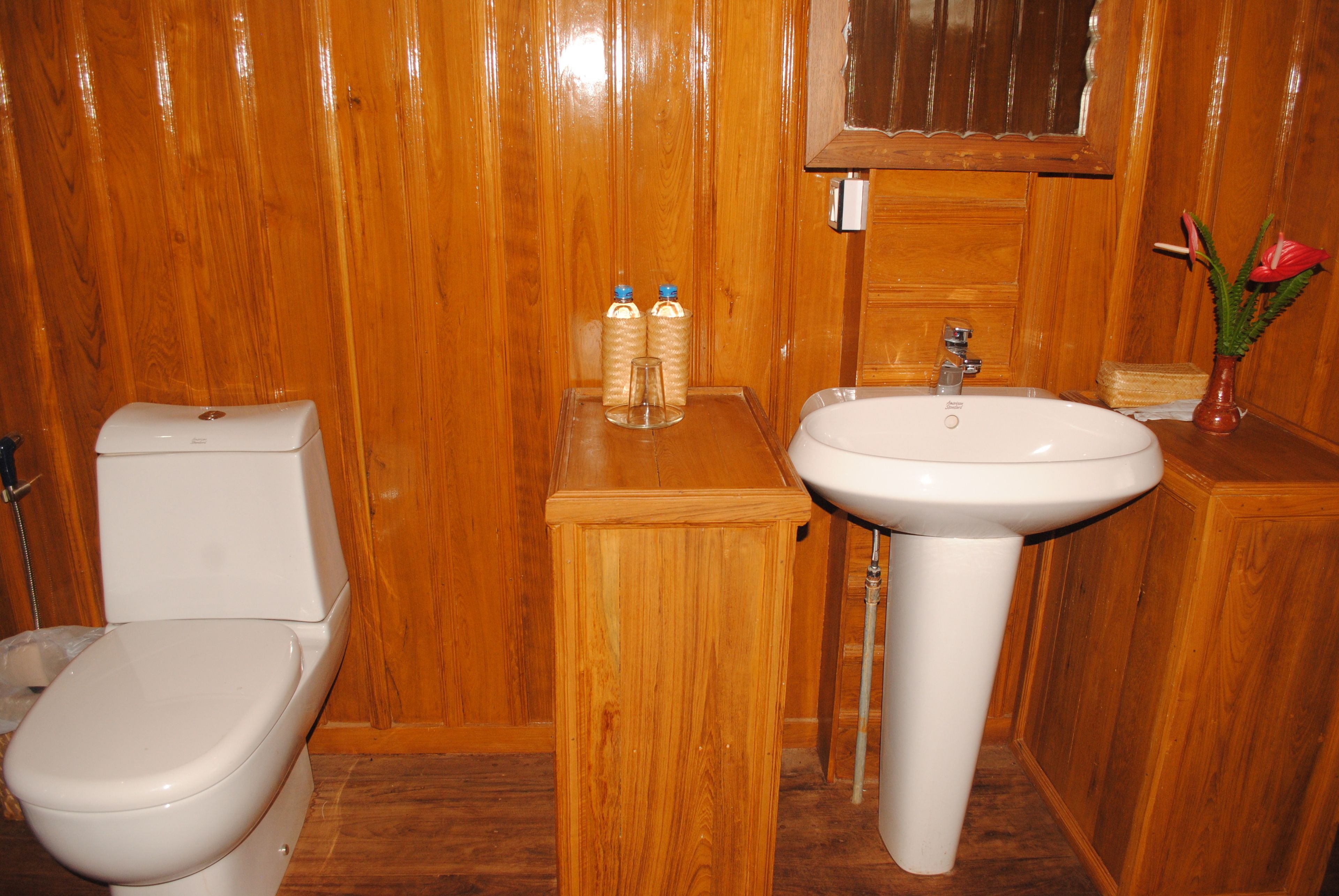 deluxe bungalow | bathroom | combined shower/bathtub, deep-soaking bathtub, free toiletries