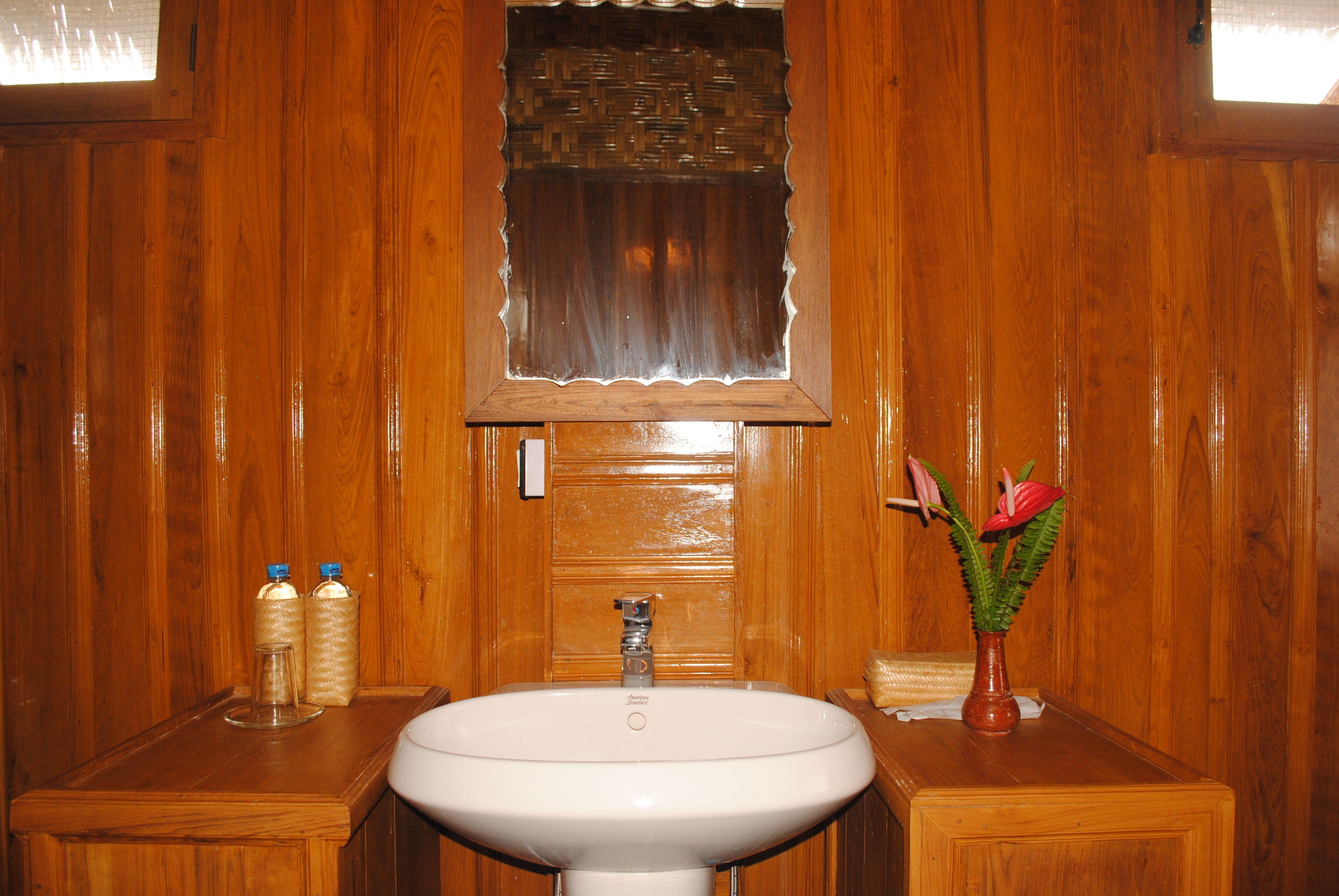 deluxe bungalow | bathroom sink