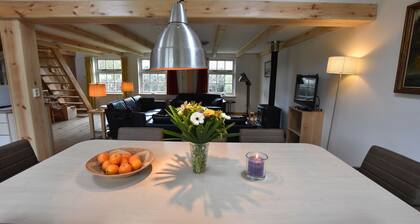 Lämpimästi sisustettu loma-asunto, jossa on ihana puutarha lähellä rantaa.