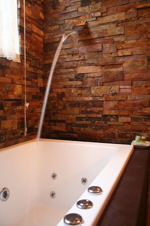 Charmed Cabin | Jetted bathtub - Lotus Lodges (Sassafras)