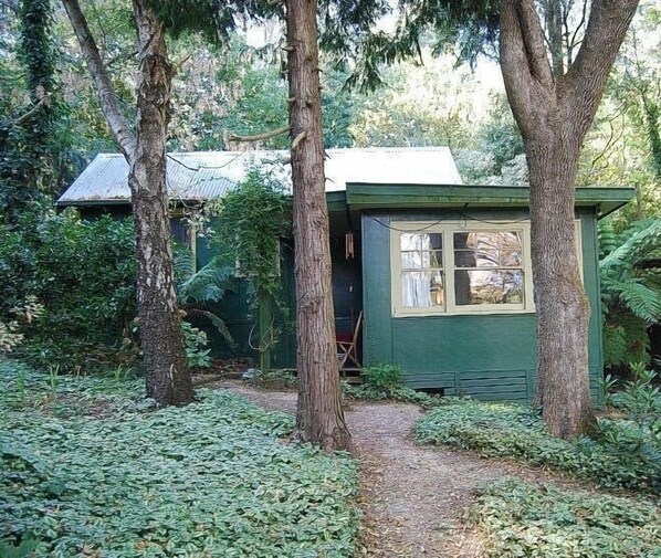 Cottage Romantique, cheminée (Hush Cottage) | Vue de la chambre