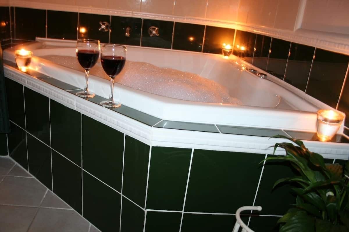 Hush Cottage | Jetted tub