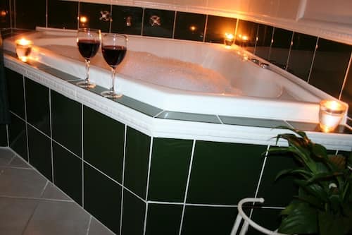 Hush Cottage | Jetted bathtub