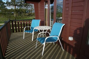 Outdoor dining - Cottage in Brookland with Private Sauna (Fairfield)