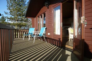 Outdoor dining - Cottage in Brookland with Private Sauna (Fairfield)