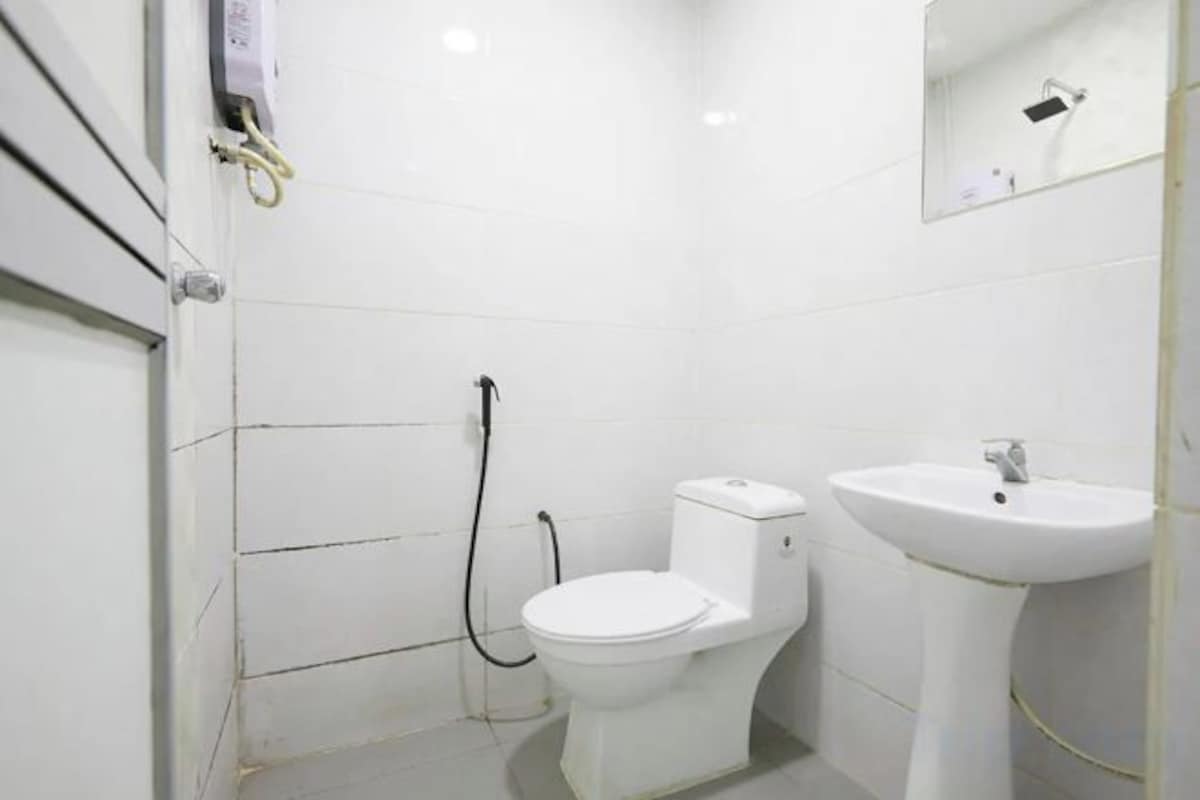 Shower, free toiletries, towels, soap