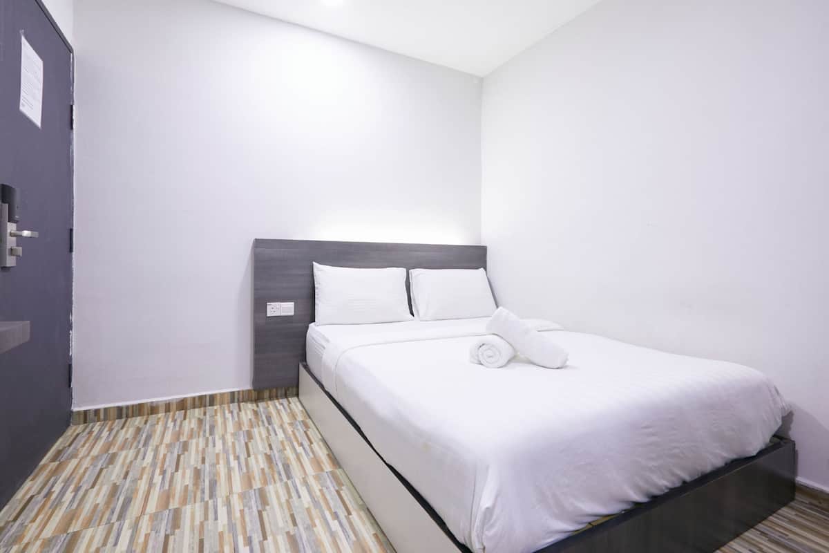 Standard Room | Meja, seterika/papan seterika, Wi-fi percuma, cadar katil