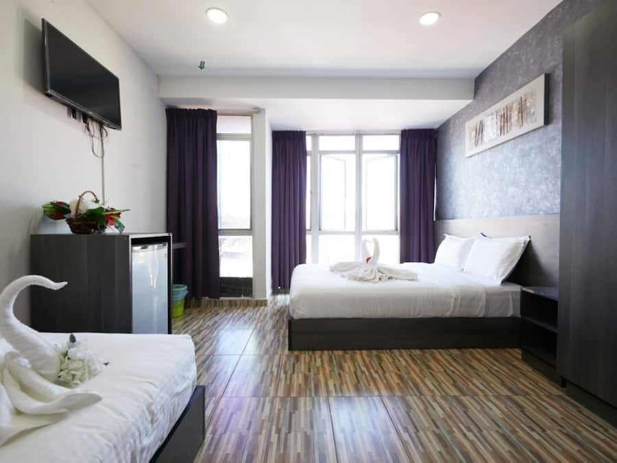 Habitación familiar | Escritorio, tabla de planchar con plancha, wifi gratis y ropa de cama